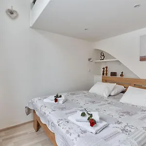 With Love Ap . Uzka Apartmán